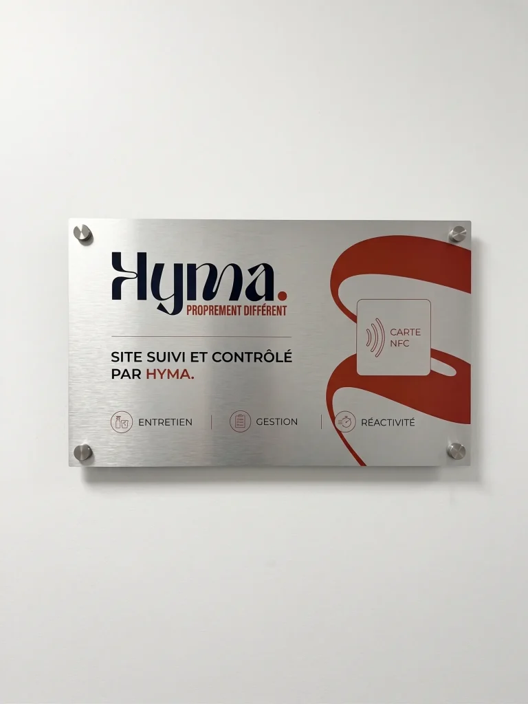 Plaque HYMA « Site suivi et contrôlé » fixée au mur
