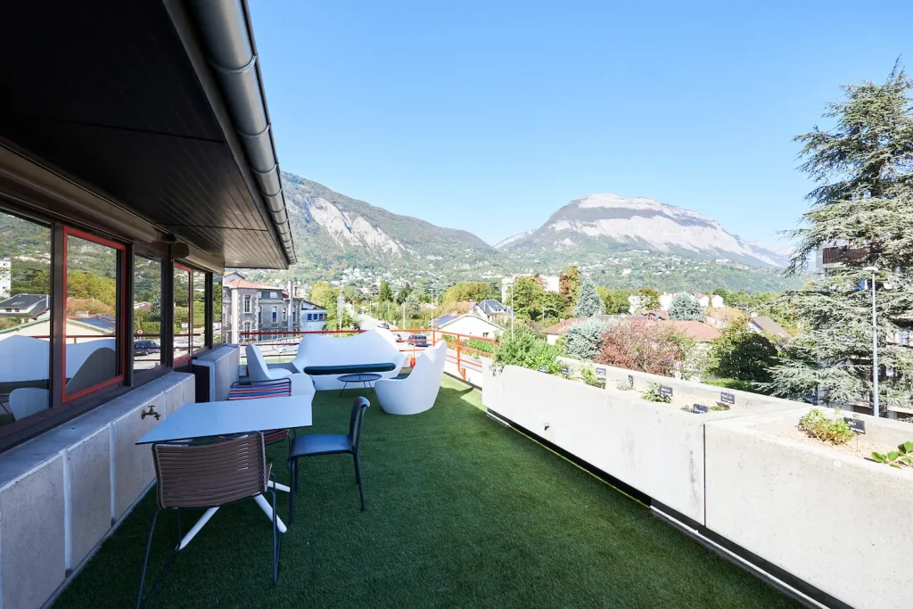 Terrasse d'entreprise entretenue par HYMA